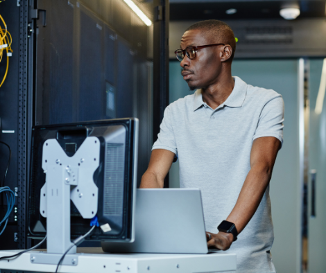 Technicienne Pro Alarme installant un système sur site